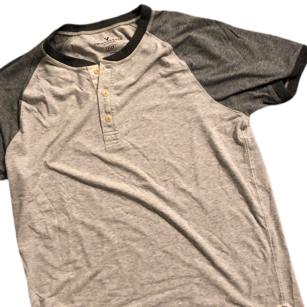 American Eagle men’s short sleeved Henley